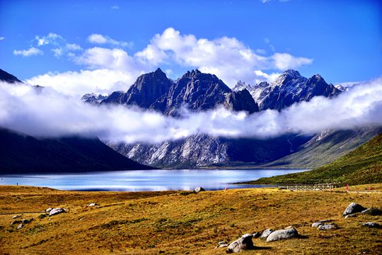 藏區九大最美神山的讚嘆 : 九治－年保玉則神山